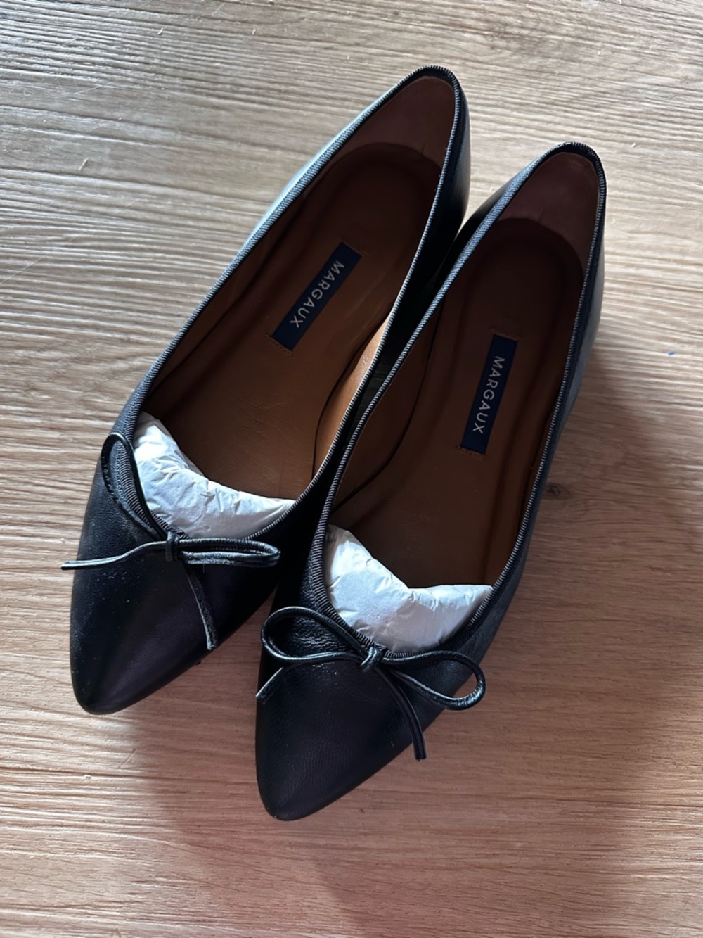 Pointing Leather Bow Trim Flat - Black